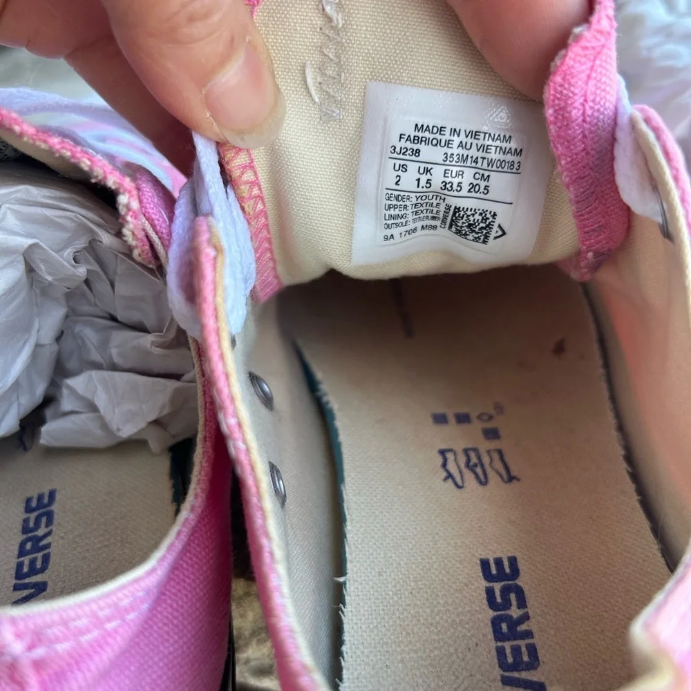 Converse All Star Chuck Taylor‎ Pink Sneakers with White Accents youth Sz-2. I